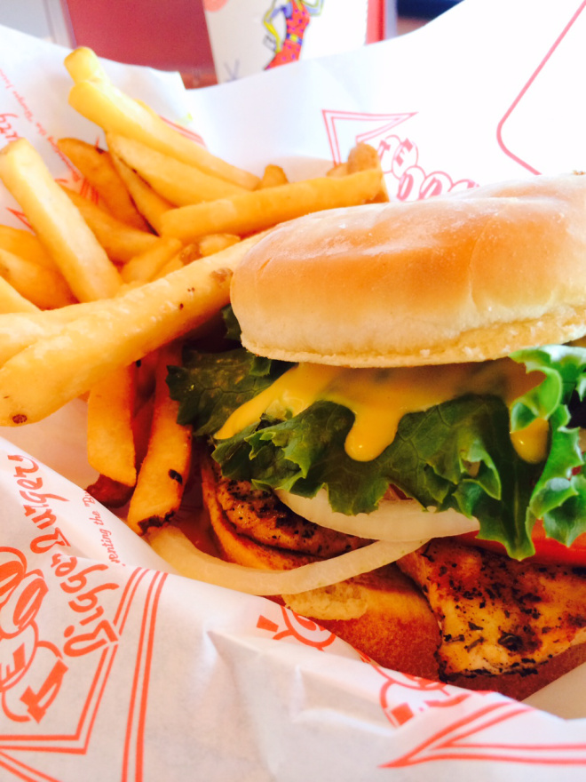 Oahu Eats: Bigger, Better Burgers Baby!!
