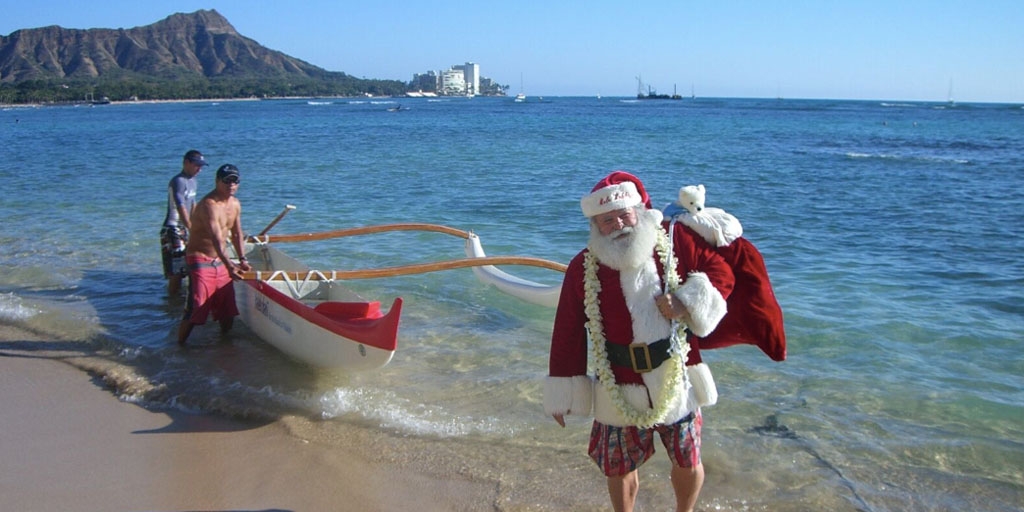 Sandy Claus Arrives on Christmas Eve at Halekulani